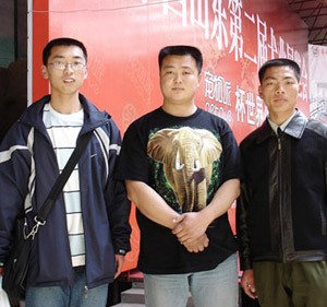 與國內(nèi)著名牽犬師秦天合影